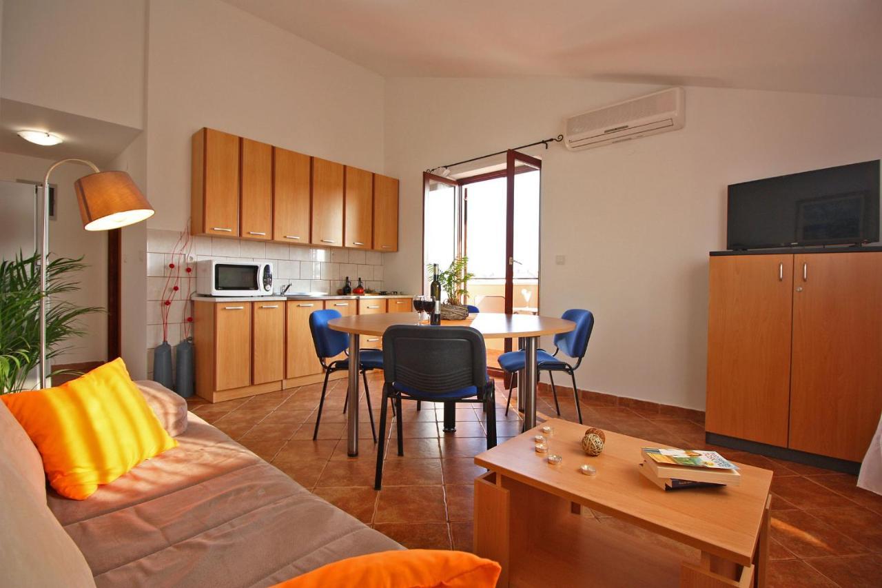 Brijunisol - 3 Apartments Top Position Near The Beautiful Beach 파자나 외부 사진
