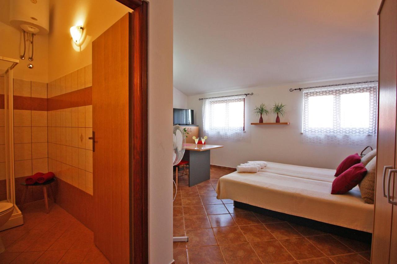 Brijunisol - 3 Apartments Top Position Near The Beautiful Beach 파자나 외부 사진