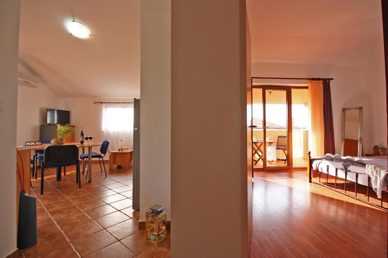 Brijunisol - 3 Apartments Top Position Near The Beautiful Beach 파자나 외부 사진