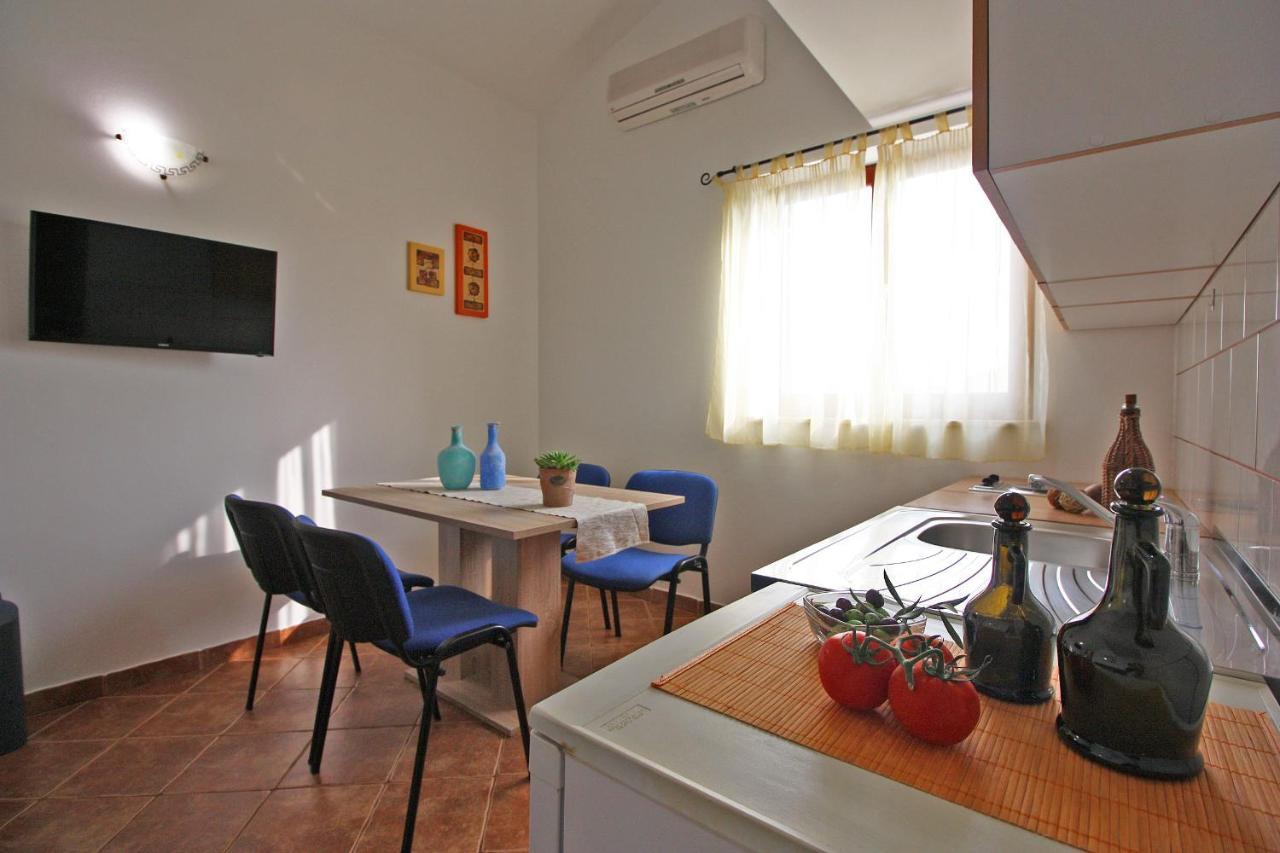 Brijunisol - 3 Apartments Top Position Near The Beautiful Beach 파자나 외부 사진